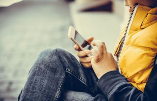 Enfant sur son téléphone portable